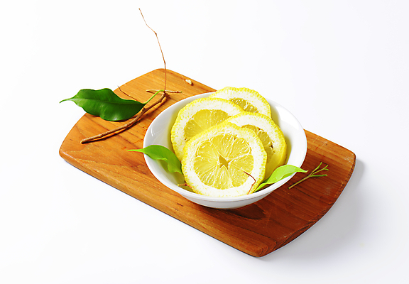 포토 JPG 해외이미지 스튜디오촬영 그릇 잎 사람없음 나뭇가지 레몬 흰배경 담기 나무도마 해외202004 해외202105 해외포토 나무 식물 식기 백그라운드 과일 모션 도마 실내 목재 흰색 파일형식