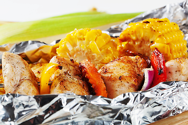 포토 JPG 해외이미지 파프리카 실내 근접촬영 사람없음 닭고기 은박지 구운옥수수 꼬치요리 옥수수구이 적양파 해외202004 해외202105 해외포토 뷰포인트 채소 양파 육류 옥수수 요리 내부 꼬치 구이 파일형식