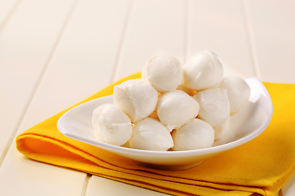 포토 JPG 해외이미지 음식 공 치즈 유제품 사람없음 노란색 쌓기 흰색 신선 사발 작음 냅킨 흙더미 모짜렐라치즈 입가심 해외202004 해외202105 해외포토 컬러 모션 흙 사기그릇 크기 파일형식 더미