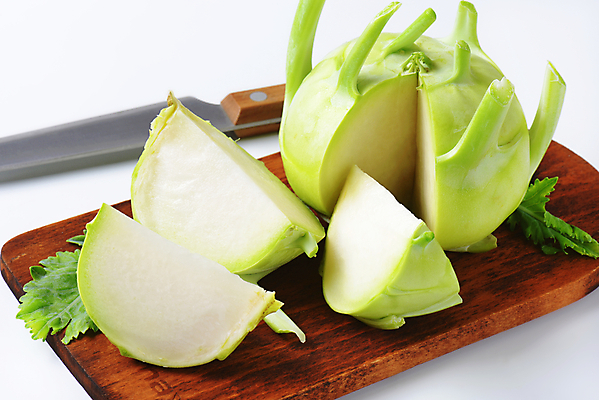 포토 JPG 해외이미지 스튜디오촬영 음식 채소 도마 건강 사람없음 신선 자르기 유기농 날것 구역 숙성 식용 콜라비 세련 비건 해외202004 해외202105 해외포토 웰빙 모션 주방용품 실내 채식주의자 파일형식