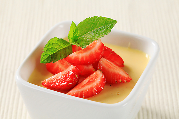 포토 JPG 해외이미지 무료이미지 접시 음식 과일 딸기 디저트 사람없음 흰색 대접 신선 달콤 매끈함 작음 민트 받침대 냅킨 정사각형 푸딩 충동구매 백자 커스터드 맛있는 해외202004 해외202105 해외포토 도형 식기 컬러 쇼핑 도자기 감각 맛 크기 허브 크림 과소비 파일형식