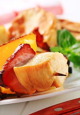 포토 JPG 해외이미지 파프리카 실내 근접촬영 사람없음 아웃포커스 닭고기 베이컨 꼬치요리 해외202004 해외202105 해외포토 뷰포인트 채소 촬영기법 육류 돼지고기 요리 내부 꼬치 파일형식