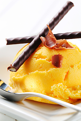 포토 JPG 해외이미지 접시 음식 오렌지 아이스크림 디저트 바나나 사탕 사람없음 노란색 과자 초콜릿 달콤 레몬 민트 묘사 파인애플 국자 토핑 셔벗 젤라또 해외202004 해외202105 해외포토 식기 컬러 과일 주방용품 맛 허브 열대과일 파일형식