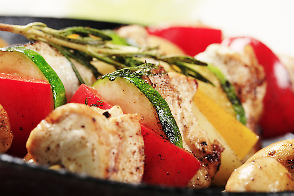 포토 JPG 해외이미지 파프리카 실내 근접촬영 사람없음 아웃포커스 닭고기 로즈메리 꼬치요리 닭꼬치 주키니 해외202004 해외202105 해외포토 뷰포인트 채소 촬영기법 육류 요리 내부 꼬치 허브 파일형식