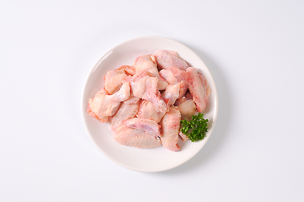포토 JPG 해외이미지 스튜디오촬영 접시 파슬리 생고기 사람없음 하이앵글 닭고기 신선 흰배경 날것 닭날개 생닭 해외202004 해외202105 해외포토 식기 뷰포인트 백그라운드 채소 실내 육류 흰색 닭 파일형식