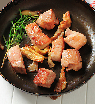 포토 JPG 해외이미지 음식 조각 육류 돼지고기 요리 사람없음 검은색 버섯 튀김 프라이팬 허리 묘사 주사위 로즈메리 송아지고기 음식준비 해외202004 해외202105 해외포토 컬러 식재료 주방용품 신체부위 허브 준비 파일형식