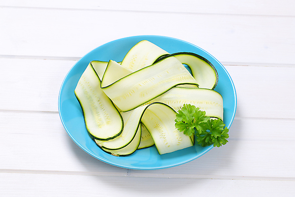 포토 JPG 해외이미지 스튜디오촬영 접시 리본 음식 조각 채소 재료 호박 건강 사람없음 초록색 파란색 쌓기 신선 유기농 날것 국산 스쿼시 흙더미 내추럴 숙성 얇은 주키니 터키석 해외202004 해외202105 해외포토 식기 웰빙 스포츠 컬러 모션 실내 구기 흙 보석 파일형식 더미