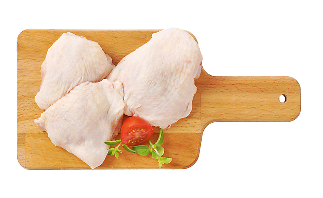 포토 JPG 해외이미지 스튜디오촬영 방울토마토 생고기 사람없음 닭고기 신선 흰배경 날것 나무도마 생닭 해외202004 해외202105 해외포토 백그라운드 토마토 도마 실내 육류 목재 흰색 닭 파일형식