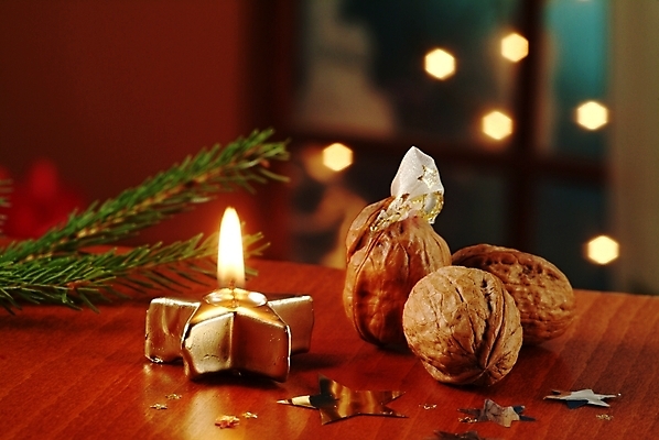 포토 JPG 해외이미지 전통 별 크리스마스 창문 탁자 휴가 전등 선물 사람없음 평화 놀람 견과류 껍질 나뭇가지 분위기 황금 천 문학 호두 상록수 마법 숨기 정물화 해외202004 해외202105 해외포토 자연요소 나무 기념일 감정 가구 컨셉 모션 조명 표정 직물 그림 파일형식