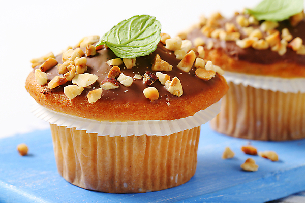 포토 JPG 해외이미지 스튜디오촬영 음식 디저트 도마 사람없음 케이크 초콜릿 얼음 견과류 달콤 컵케이크 굽기 머핀 토핑 개암 프로스팅 개조 맛있는 해외202004 해외202105 해외포토 자연요소 열매 빵 주방용품 실내 맛 구이 제빵 파일형식