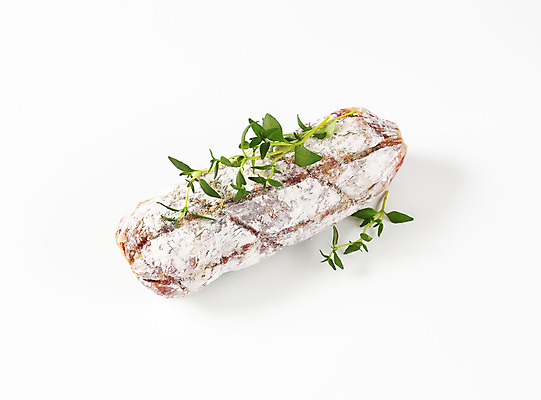 포토 JPG 해외이미지 스튜디오촬영 음식 건조 육류 돼지고기 사람없음 소시지 흰배경 매움 머리위 발효 살라미 초리조 치유 해외202004 해외202105 해외포토 백그라운드 식재료 실내 흰색 가공식품 맛 파일형식