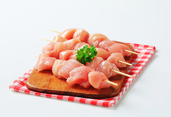 포토 JPG 해외이미지 실내 파슬리 생고기 사람없음 닭고기 식탁보 흰배경 꼬치요리 나무도마 닭꼬치 해외202004 해외202105 해외포토 백그라운드 채소 도마 육류 요리 내부 목재 흰색 꼬치 파일형식