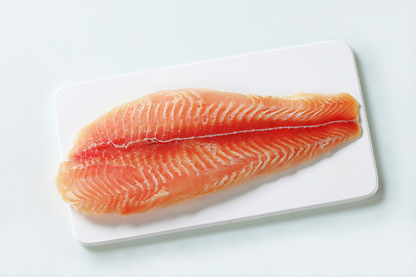 포토 JPG 해외이미지 스튜디오촬영 음식 도마 어류 사람없음 냉동 흰색 신선 날것 머리위 송어 해외202004 해외202105 송어회 해외포토 컬러 주방용품 실내 수중동물 생선회 파일형식