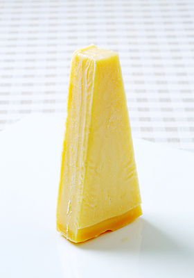 포토 JPG 해외이미지 무료이미지 음식 조각 치즈 유제품 도마 사람없음 노란색 흰색 애피타이저 해외202004 해외202105 해외포토 컬러 주방용품 파일형식