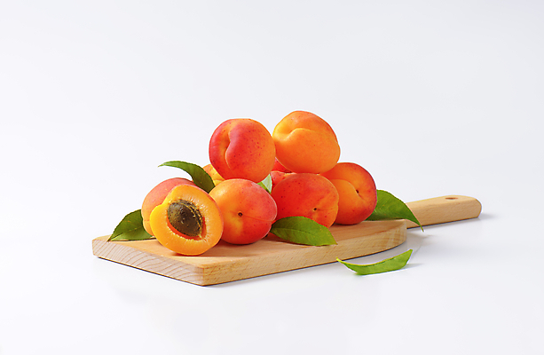 포토 JPG 해외이미지 스튜디오촬영 잎 사람없음 쌓기 신선 달콤 흰배경 반쪽 나무도마 살구 해외202004 해외202105 해외포토 식물 백그라운드 과일 모션 도마 실내 목재 흰색 맛 파일형식