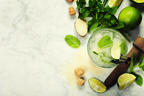 포토 JPG 해외이미지 빨대 사람없음 하이앵글 숟가락 얼음 설탕 민트 흰배경 칵테일잔 라임 모히토 카피스페이스 해외202004 해외포토 자연요소 뷰포인트 백그라운드 술잔 과일 수저 공백 흰색 칵테일 허브 파일형식