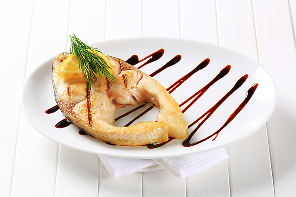 포토 JPG 해외이미지 접시 음식 어류 스테이크 사람없음 흰색 그릴 레몬 점심식사 식초 진통제 해외202004 해외202105 해외포토 식기 컬러 과일 주방용품 서양음식 약 식사 수중동물 파일형식