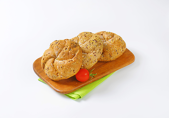 포토 JPG 해외이미지 스튜디오촬영 음식 빵 도마 3 사람없음 두루마리 굽기 흰배경 해외202004 해외202105 해외포토 백그라운드 주방용품 실내 흰색 구이 파일형식