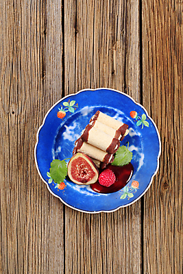 포토 JPG 해외이미지 접시 음식 과일 디저트 사람없음 목재 쌓기 쿠키 과자 껍질 시골 대접 신선 달콤 배열 가득함 크림 롤 산딸기 머리위 튜브 무화과 바닐라 커스터드 크림치즈 페스츄리 해외202004 해외202105 해외포토 나무 식기 빵 재료 모션 치즈 맛 파일형식