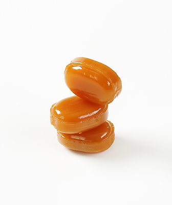 포토 JPG 해외이미지 스튜디오촬영 사탕 사람없음 쌓기 달콤 흰배경 캐러멜 해외202004 해외202105 해외포토 백그라운드 모션 디저트 실내 흰색 맛 파일형식