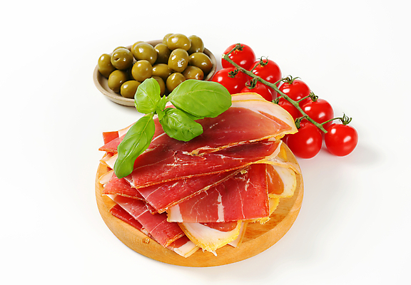 포토 JPG 해외이미지 스튜디오촬영 음식 토마토 채소 도마 육류 돼지고기 사람없음 블록 신선 애피타이저 올리브 햄 슬라이스 바질 얇은 절임 정물화 치유 프로슈토 해외202004 해외202105 해외포토 열매 식재료 주방용품 실내 그림 파일형식