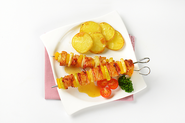 포토 JPG 해외이미지 접시 방울토마토 감자 실내 파슬리 돼지고기 사람없음 하이앵글 식탁보 흰배경 슬라이스 꼬치요리 해외202004 해외202105 해외포토 식기 뷰포인트 백그라운드 토마토 채소 육류 요리 내부 흰색 꼬치 파일형식