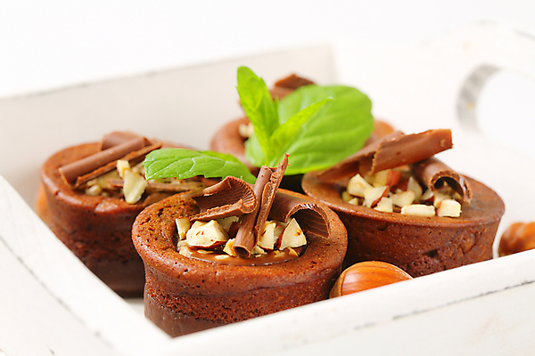 포토 JPG 해외이미지 스튜디오촬영 음식 디저트 쟁반 사람없음 목재 케이크 초콜릿 견과류 흰색 대접 원형 가득함 크림 토핑 코코아 미니 개암 개조 맛있는 해외202004 해외202105 해외포토 도형 나무 열매 음료 컬러 재료 실내 파일형식