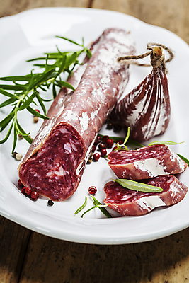 포토 JPG 해외이미지 접시 단면 실내 사람없음 나무바닥 슬라이스 로즈메리 살라미 해외202004 해외포토 식기 바닥 내부 허브 파일형식