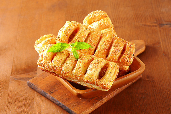 포토 JPG 해외이미지 음식 도마 육류 사람없음 목재 소시지 아침식사 굽기 가득함 핫도그 점심식사 폭식 입가심 짠맛 타파스 페스츄리 프랑크푸르트 맛있는 해외202004 해외202105 해외포토 나무 빵 식재료 재료 주방용품 패스트푸드 독일 식사 도시 가공식품 맛 애피타이저 구이 파일형식