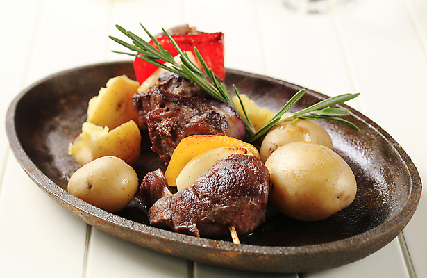 포토 JPG 해외이미지 접시 음식 채소 고추 양파 감자 쟁반 육류 사람없음 금속 식사 저녁식사 소고기 꼬치 그릴 인스턴트 바비큐 굽기 후추 로즈메리 점심식사 케밥 앙트레 해외202004 해외202105 해외포토 식기 식재료 재질 주방용품 구이 허브 향신료 파일형식