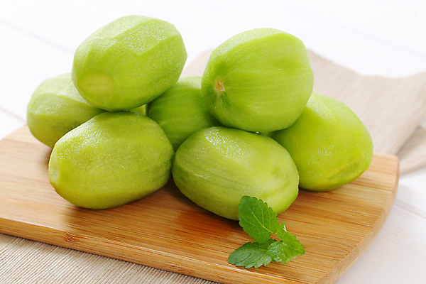 포토 JPG 해외이미지 스튜디오촬영 키위 사람없음 쌓기 신선 흰배경 손질 나무도마 해외202004 해외202105 해외포토 백그라운드 과일 모션 도마 실내 목재 흰색 파일형식