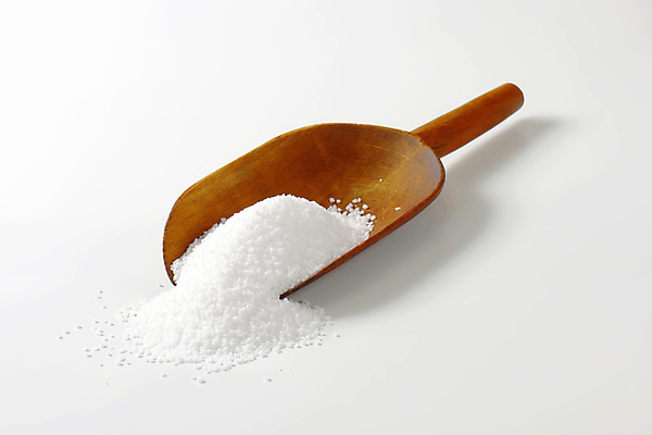 포토 JPG 해외이미지 스튜디오촬영 실내 사람없음 흰배경 소금 쏟아짐 나무주걱 해외202004 해외202105 해외포토 백그라운드 모션 내부 목재 흰색 주걱 파일형식