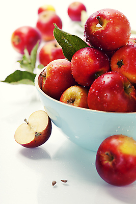 포토 JPG 해외이미지 그릇 실내 사람없음 아웃포커스 물방울 신선 사과 흰배경 담기 반쪽사과 사과반쪽 해외202004 해외포토 식기 백그라운드 과일 모션 촬영기법 내부 흰색 파일형식