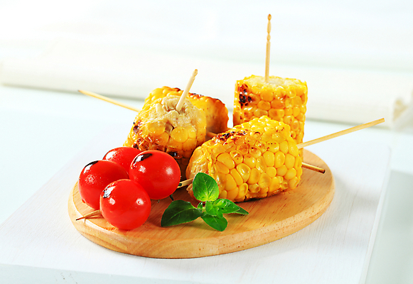 포토 JPG 해외이미지 방울토마토 실내 사람없음 세개 흰배경 구운옥수수 꼬치요리 나무받침 옥수수구이 해외202004 해외202105 해외포토 백그라운드 토마토 3 옥수수 요리 내부 목재 흰색 꼬치 구이 받침대 파일형식