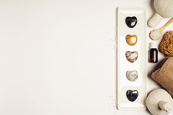 포토 JPG 해외이미지 실내 사람없음 하이앵글 수건 하트 흰배경 아로마 일렬 아로마테라피 스톤 허브볼 카피스페이스 아로마오일 해외202004 해외포토 모양 뷰포인트 백그라운드 내부 위생용품 공백 흰색 오일_화장품 테라피 파일형식