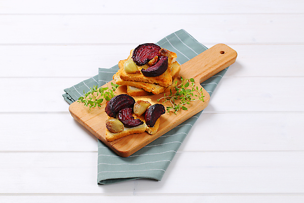 포토 JPG 해외이미지 스튜디오촬영 음식 빵 조각 채소 부분 도마 건강 마늘 사람없음 목재 저녁식사 회색 신선 오븐 기름 굽기 허브 받침대 유기농 토스트 점심식사 백리향 비트 접기 채식주의자 핸드메이드 해외202004 해외202105 해외포토 나무 식물 웰빙 컬러 재료 모션 주방용품 실내 식사 가전제품 구이 채식 파일형식