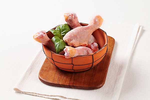 포토 JPG 해외이미지 그릇 실내 생고기 사람없음 닭고기 식탁보 신선 흰배경 담기 날것 바질 나무도마 생닭 해외202004 해외202105 해외포토 식기 백그라운드 모션 도마 육류 내부 목재 흰색 닭 파일형식