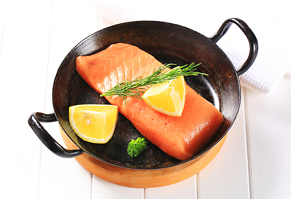 포토 JPG 해외이미지 음식 도마 어류 사람없음 검은색 신선 프라이팬 레몬 날것 연어 생식 송어 해외202004 해외202105 송어회 해외포토 컬러 과일 주방용품 수중동물 생선회 파일형식