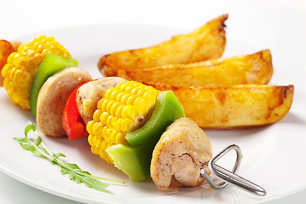 포토 JPG 해외이미지 접시 채소 실내 옥수수 사람없음 닭고기 흰배경 구운감자 꼬치요리 닭꼬치 해외202004 해외202105 해외포토 식기 백그라운드 곡류 감자 육류 요리 내부 흰색 꼬치 파일형식