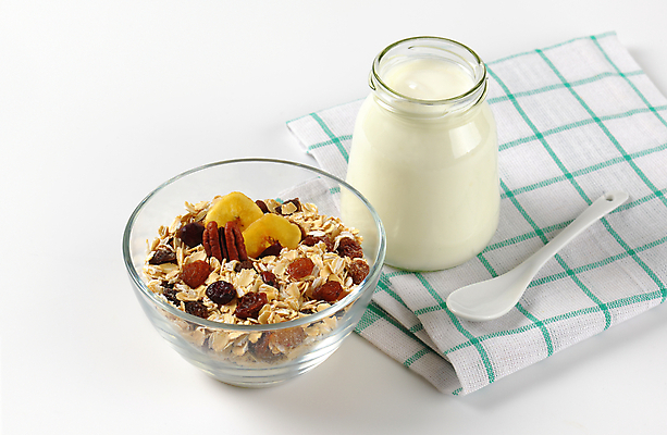 포토 JPG 해외이미지 스튜디오촬영 무료이미지 음식 사람없음 숟가락 사발 아침식사 시리얼 체크무늬 요거트 건강식 건포도 뮤즐리 오트밀 접기 크림치즈 해외202004 해외202105 해외포토 무늬 모션 포도 치즈 유제품 수저 실내 식사 사기그릇 건과일 파일형식 귀리 무료콘텐츠