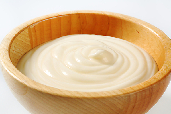 포토 JPG 해외이미지 스튜디오촬영 실내 근접촬영 사람없음 흰배경 담기 나무그릇 크림소스 해외202004 해외202105 해외포토 그릇 뷰포인트 백그라운드 모션 내부 목재 흰색 소스_음식 파일형식