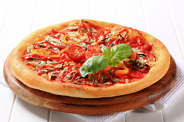 포토 JPG 해외이미지 토마토 방울토마토 고추 치즈 도마 피자 사람없음 식사 저녁식사 굽기 슬라이스 브런치 점심식사 블루치즈 핸드메이드 해외202004 해외202105 해외포토 채소 주방용품 유제품 패스트푸드 서양음식 구이 파일형식