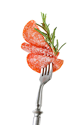 포토 JPG 해외이미지 스튜디오촬영 무료이미지 음식 조각 포크 육류 돼지고기 사람없음 자르기 흰배경 슬라이스 로즈메리 고립 살라미 얇은 편육 해외202105 해외포토 식기 백그라운드 식재료 모션 실내 흰색 허브 파일형식 무료콘텐츠