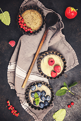 포토 JPG 해외이미지 딸기 디저트 실내 틀 사람없음 하이앵글 식탁보 준비 블루베리 산딸기 제빵 나무주걱 타르트 해외202004 해외포토 음식 빵 뷰포인트 과일 내부 목재 제과제빵 파이_빵 주걱 파일형식