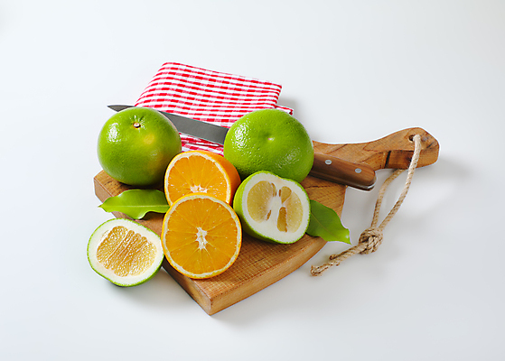 포토 JPG 해외이미지 스튜디오촬영 오렌지 귤 사람없음 식탁보 신선 달콤 흰배경 반쪽 슬라이스 나무도마 청귤 해외202105 해외포토 백그라운드 과일 도마 실내 목재 흰색 맛 파일형식