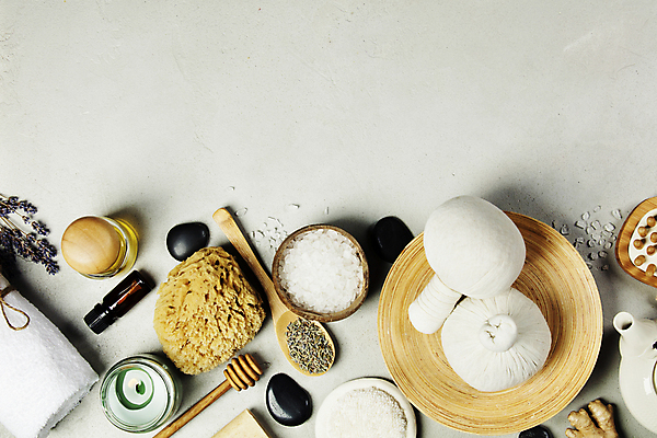 포토 JPG 해외이미지 실내 사람없음 하이앵글 흰배경 아로마 향초 아로마테라피 스톤 허니디퍼 허브볼 카피스페이스 아로마오일 입욕소금 해외202004 해외포토 뷰포인트 백그라운드 초 내부 공백 흰색 도구 미용용품 오일_화장품 소금 테라피 파일형식