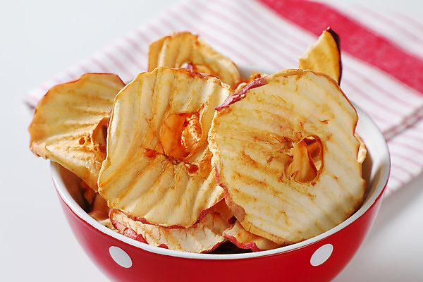 포토 JPG 해외이미지 그릇 실내 근접촬영 사람없음 아웃포커스 사과 천 흰배경 건과일 해외202105 해외포토 식기 뷰포인트 백그라운드 과일 건조 촬영기법 내부 흰색 직물 파일형식