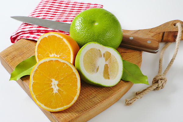 포토 JPG 해외이미지 스튜디오촬영 오렌지 귤 사람없음 신선 달콤 흰배경 반쪽 슬라이스 나무도마 청귤 해외202105 해외포토 백그라운드 과일 도마 실내 목재 흰색 맛 파일형식