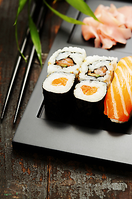 포토 JPG 해외이미지 스튜디오촬영 접시 젓가락 실내 근접촬영 사람없음 초밥 모듬초밥 일본음식 해외202004 해외포토 식기 음식 뷰포인트 수저 내부 모듬 파일형식