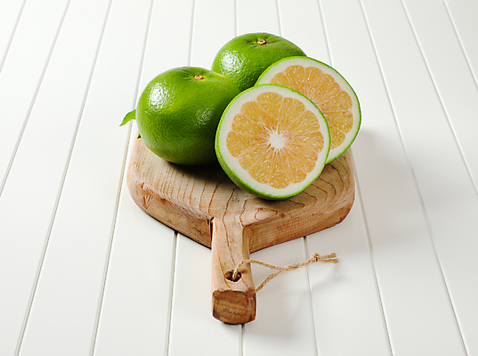 포토 JPG 해외이미지 스튜디오촬영 잎 귤 사람없음 신선 달콤 흰배경 반쪽 슬라이스 나무도마 청귤 해외202105 해외포토 식물 백그라운드 과일 도마 실내 목재 흰색 맛 파일형식